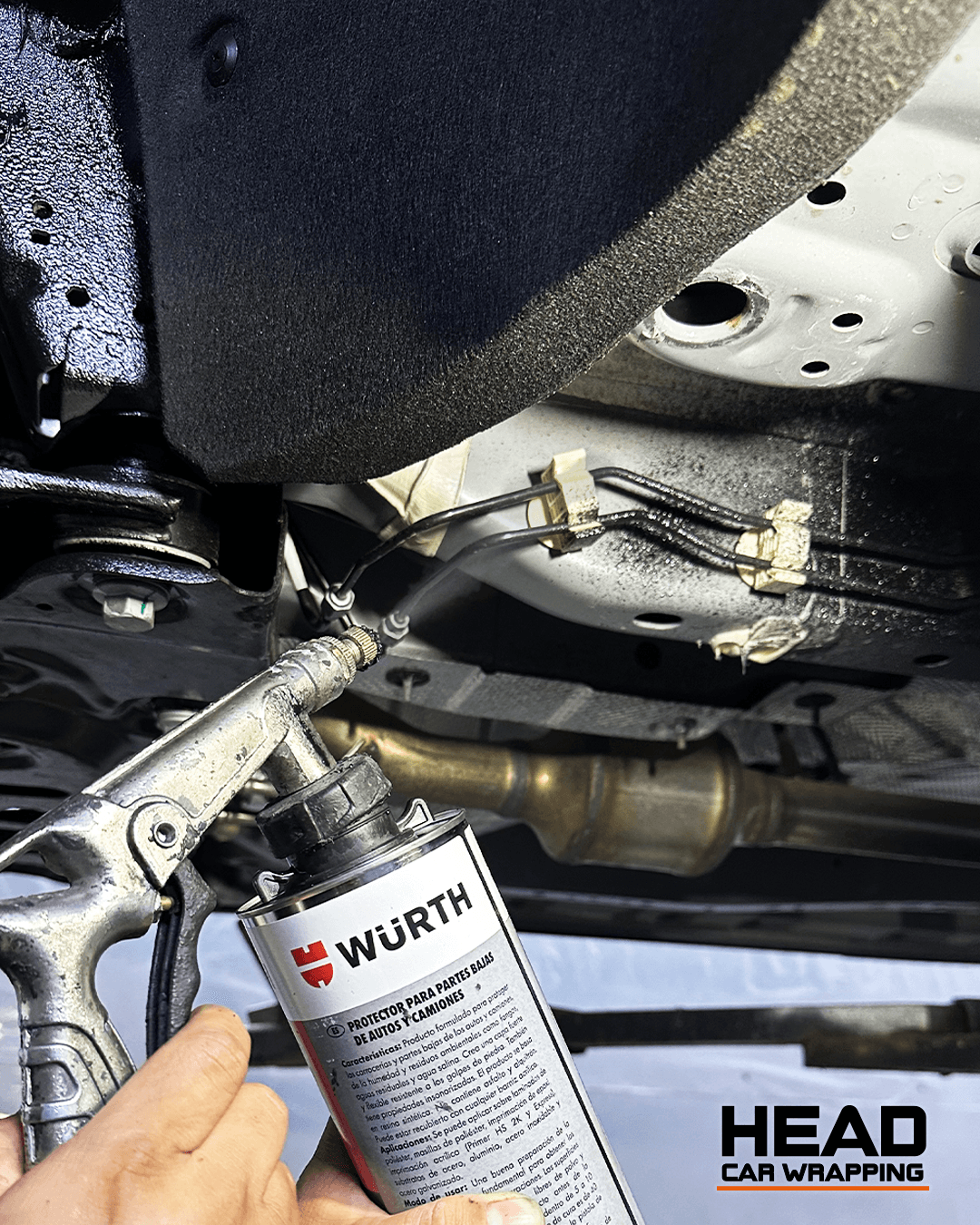 Detalle de instalación PPF en superficie del vehículo